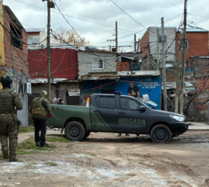 Nuevos operativos de seguridad en La Cava: 32 detenidos y armas secuestradas en menos de un mes