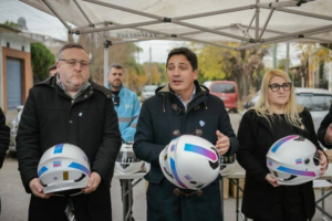 Martín Marinucci entregó más de 800 Pases Libres y cascos en José C. Paz: “Frente a la crisis, el Estado tiene que estar presente”