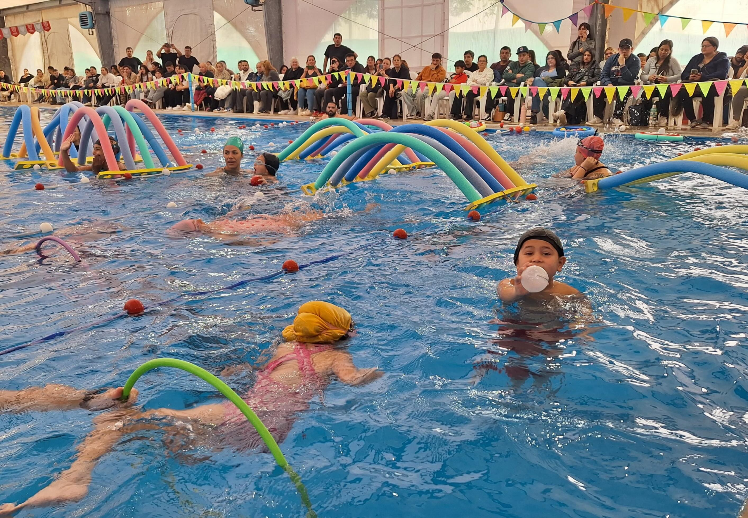 Centenares de vecinos participaron de encuentros de natación en los polideportivos de Tigre