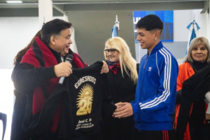 Cinco mil estudiantes de José C. Paz recibieron sus buzos de egresados 2026 en el Polo Universitario Internacional