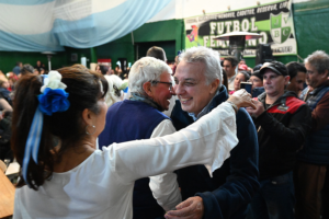 Julio Zamora participó de los festejos por el Día de la Independencia junto a vecinos de Troncos del Talar