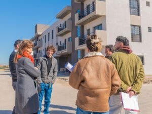 Juan Andreotti anunció el sorteo de 46 viviendas y recorrió el avance de las obras