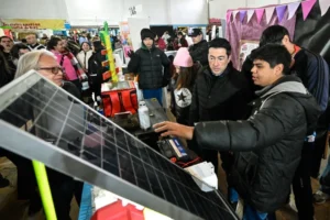 Nardini visitó la 30ª Feria Regional de Educación, Artes, Ciencias y Tecnología en Malvinas Argentinas